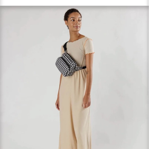 NWT Baggu Fanny pack - plus size friendly! - Picture 2 of 2